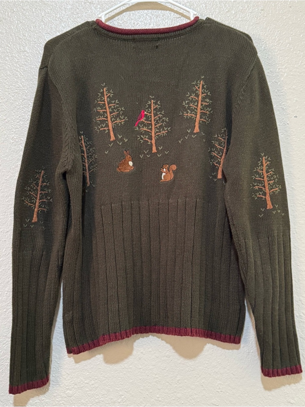 W Sz. Med Green Holiday Christmas Crew Sweater Santa Woodland Hand Embroidered - Picture 2 of 15
